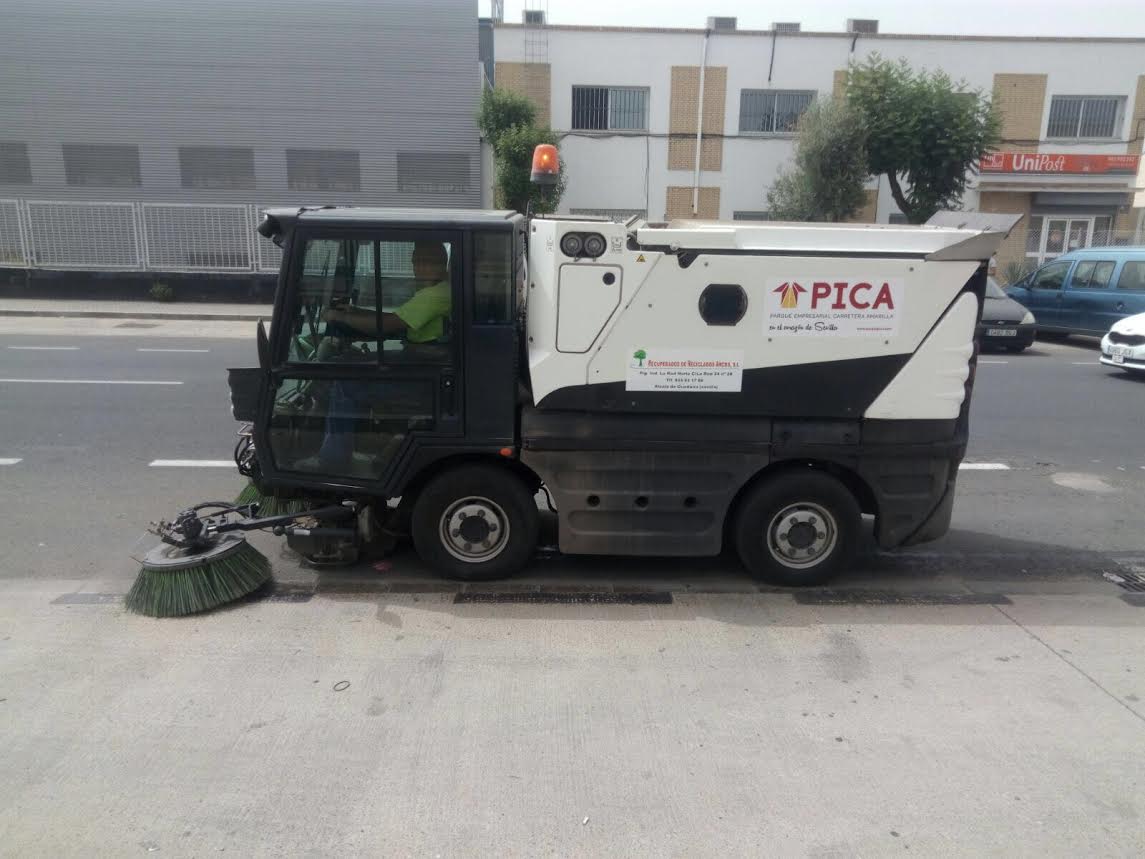 Barredora en las calles del PICA