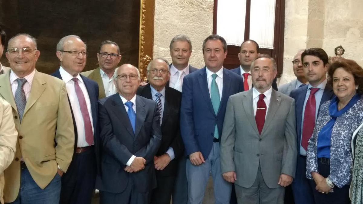 Asistentes a la firma del convenio entre APES y Ayuntamiento.