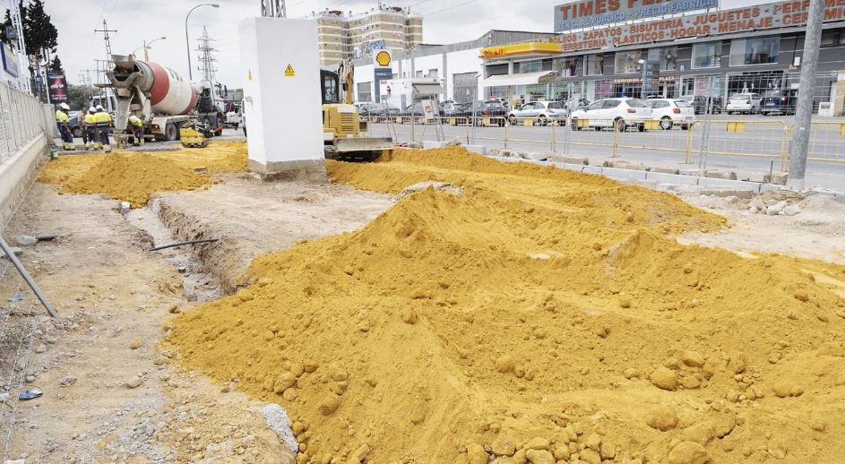 Obras en el Parque Empresarial PICA para eliminar las aceras de tierra en la Avenida Montes Sierra