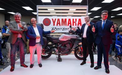A la puesta de largo de las instalaciones asistió la plana mayor de Yamaha, encabezada por Olivier Prévost, presidente de Yamaha Europe, junto con Víctor González, presidente de la marca del diapasón en España y Xavi Mercadal, Jefe de Ventas de Motocicletas en nuestro país. Junto a ellos, estuvo presente Álvaro Pimentel, segundo teniente de alcalde y delegado de Cartuja, Parques Innovadores, Movilidad, Economía, Comercio y Consumo del Ayuntamiento de Sevilla.