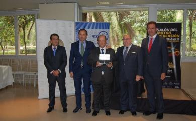 E. Castro recibe el premio.