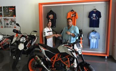 El presidente del Grupo Todomoto, Ignacio Pascual de Castro, con el piloto Dany Torres.
